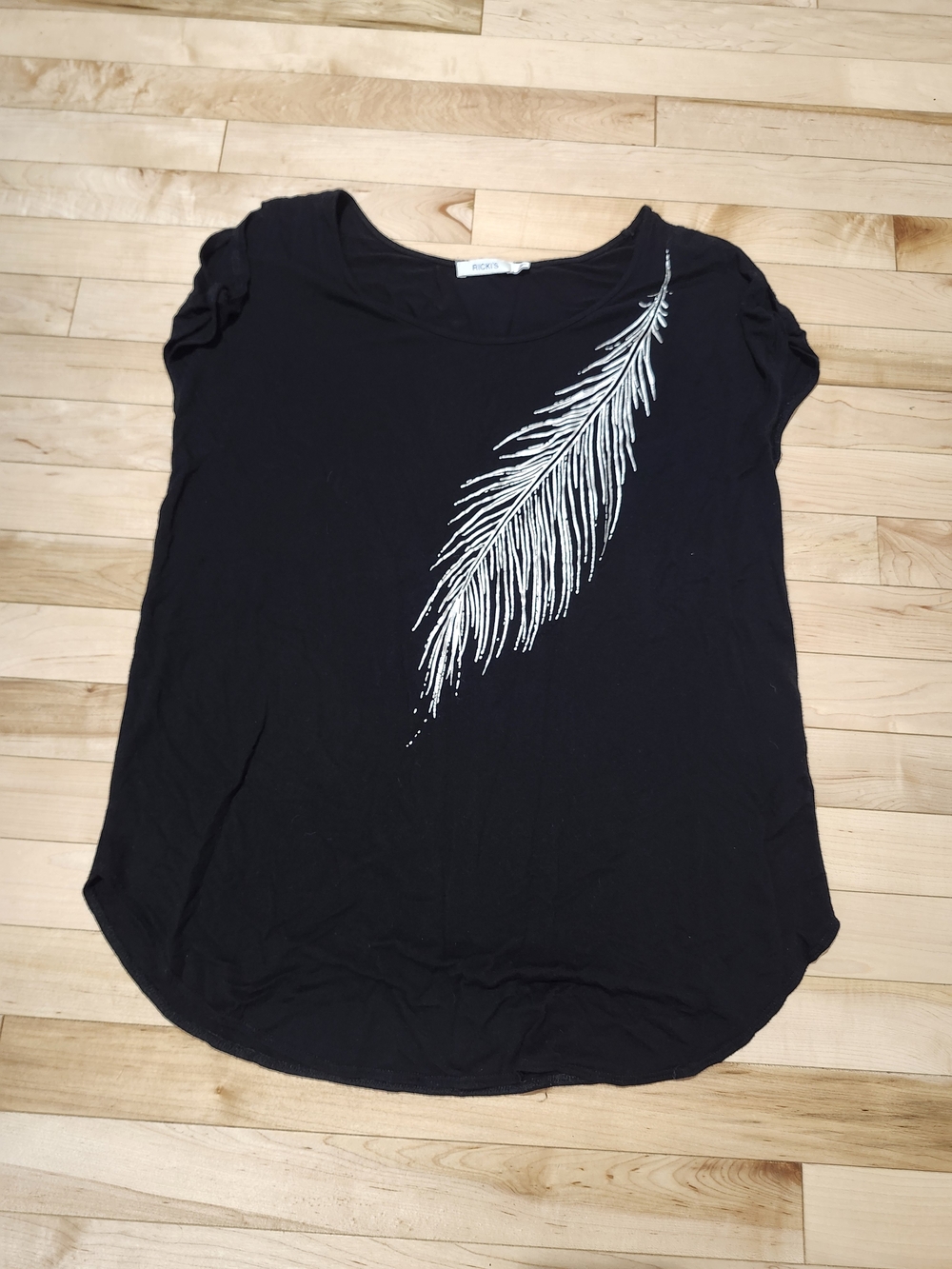 Ricki's Black Short Sleeve Tee with White Feather Graphic Size Mediun